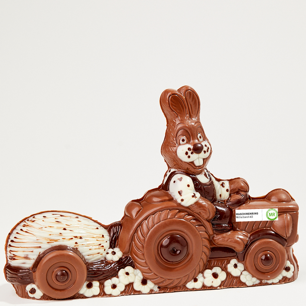 Bild von Toni mit Traktor und Firmenlogo